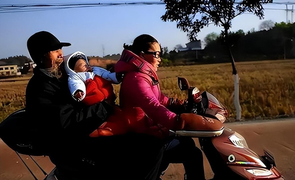 Trương Phượng, trong vai trò người vợ trẻ, không chỉ chăm sóc cho Văn Trường Lâm mà còn cùng ông xây dựng một mái ấm hạnh phúc, mặc cho những tiếng xì xào bên ngoài.