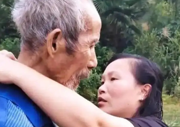 Câu chuyện của họ nhắc nhở chúng ta về giá trị của tình yêu trong xã hội hiện đại, chứng minh tình yêu không chỉ là sự hấp dẫn về bề ngoài mà còn là sự hiểu biết, chấp nhận và sẻ chia những niềm vui nỗi buồn trong cuộc sống. Trương Phượng đã chứng minh rằng tình yêu chân thành có thể vượt qua mọi rào cản, sự kiên định của cô là một minh chứng sống động cho những ai tin vào sức mạnh của tình yêu.