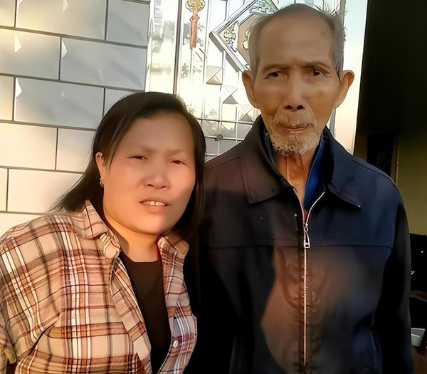 Trong xã hội hiện đại, nơi mà vật chất và sự hào nhoáng được đề cao, câu chuyện của Trương Phượng và Văn Trường Lâm lại trở thành một biểu tượng của tình yêu thuần khiết. Họ đã vượt qua mọi định kiến xã hội để đến với nhau, cho thấy rằng tình yêu không chỉ phụ thuộc vào tuổi tác, mà còn là sự đồng điệu về tâm hồn. Trương Phượng đã không tìm kiếm một người đàn ông giàu có hay có địa vị mà cô đã chọn một người có trái tim ấm áp và sự hiểu biết sâu sắc.