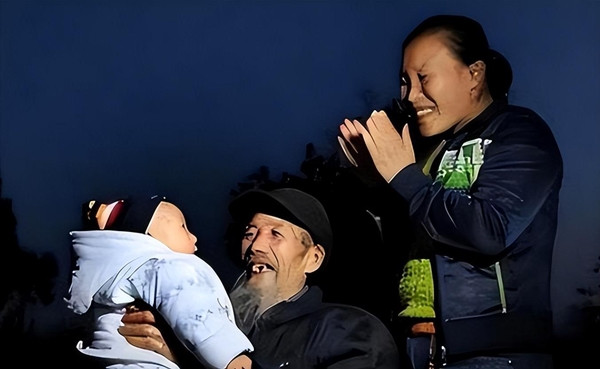 Tuy nhiên, hạnh phúc không kéo dài mãi mãi. Sau 10 năm bên nhau, cách đây không lâu, ông Văn Trường Lâm qua đời vì bệnh tật ở tuổi 81. Sự ra đi của ông đã để lại trong lòng Trương Phượng nỗi đau khôn nguôi. Mặc dù chỉ mới 36 tuổi, nhưng cô quyết định sống cô đơn, một mình nuôi dưỡng con trai mà không tìm kiếm tình yêu mới. Quyết định này không chỉ phản ánh sự kiên định của cô đối với tình cảm của mình mà còn là sự thể hiện một cách sống đầy chân thành và sâu sắc.