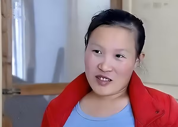 Trương Phượng lúc 26 tuổi, ở độ tuổi xinh đẹp, căng tràn nhựa sống của một cô gái, đã quyết định kết hôn với Văn Trường Lâm, một người đàn ông đã 71 tuổi, đáng tuổi ông mình.