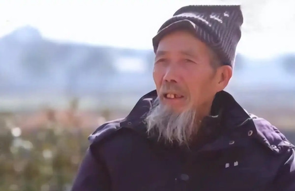 Những người xung quanh, từ gia đình đến bạn bè, không thể hiểu được tình yêu chênh lệch tới 45 tuổi của hai người. Có những người cho rằng Trương Phượng còn quá trẻ, không biết những điều mình sẽ phải đối mặt trong tương lai.