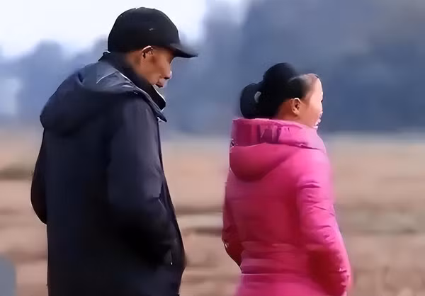 Họ gặp nhau trong hoàn cảnh éo le, Trương Phượng phải nghỉ học để chăm sóc cha mẹ ốm đau trong khi Văn Trường Lâm, một bác sĩ nổi tiếng trong vùng, đã giúp đỡ gia đình cô bằng những liều thuốc miễn phí và sự chăm sóc tận tình. Từ những buổi trò chuyện, sự đồng cảm và thấu hiểu đã nảy sinh giữa họ, tạo nên một tình cảm đẹp và chân thành.