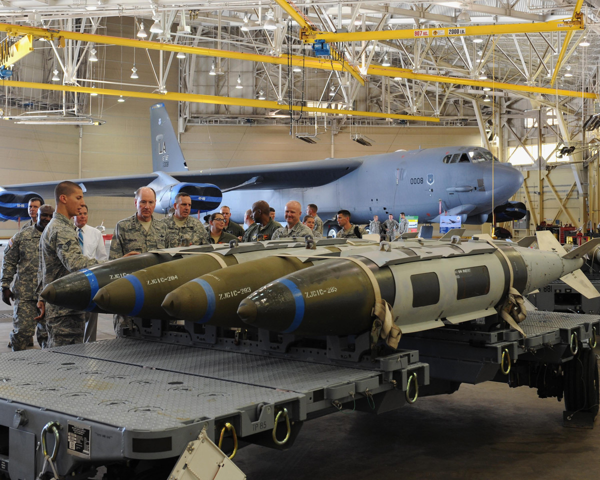 GBU-31(V)3/B được thả từ độ cao 15.240 mét với tốc độ từ 600 km/h-1450 km/h. Sau khi được thả, cánh của bom sẽ tách ra, chế độ dẫn đường bằng dữ liệu GPS được kích hoạt nhằm điều chỉnh hướng để xuyên thủng mục tiêu ở góc tối ưu trước khi phát nổ.