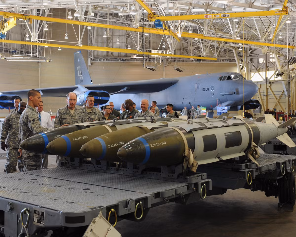 GBU-31(V)3/B được thả từ độ cao 15.240 mét với tốc độ từ 600 km/h-1450 km/h. Sau khi được thả, cánh của bom sẽ tách ra, chế độ dẫn đường bằng dữ liệu GPS được kích hoạt nhằm điều chỉnh hướng để xuyên thủng mục tiêu ở góc tối ưu trước khi phát nổ.