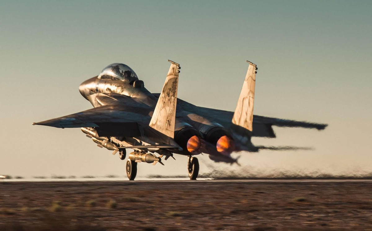 F-15I một biến thể được sản xuất riêng cho Israel dựa trên máy bay F-15E Strike Eagle của Mỹ. F-15I là loại chiến đấu cơ tấn công tầm xa có khả năng hoạt động trong không phận phức tạp.