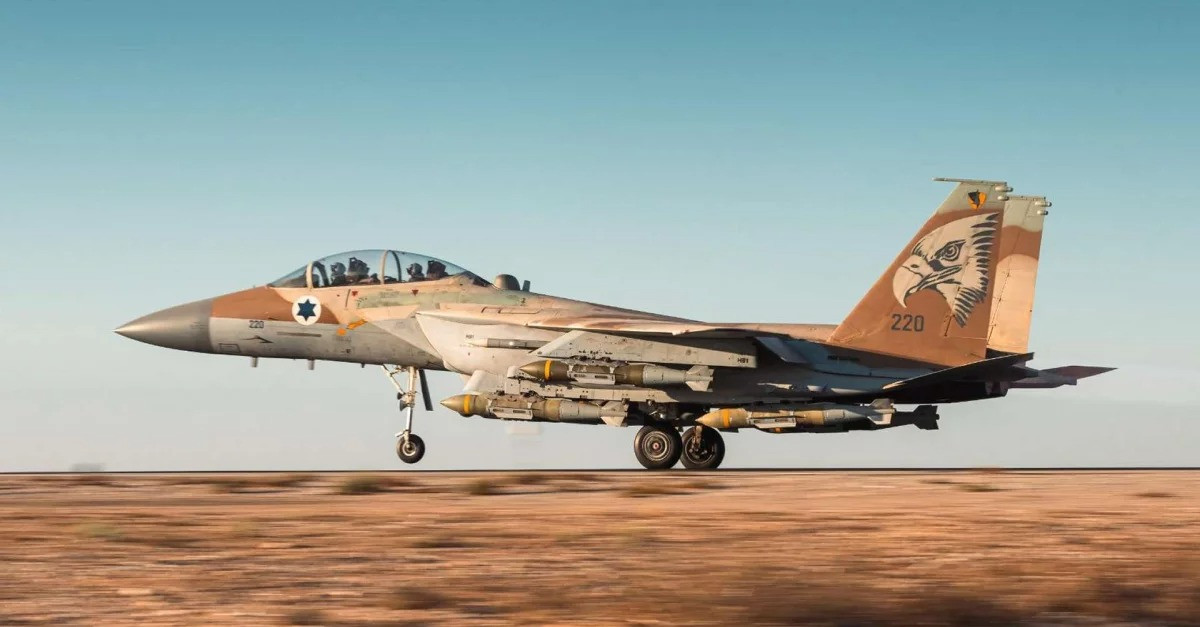 Chiến dịch này sử dụng máy bay chiến đấu F-15I cất cánh từ Căn cứ không quân Hatzerim của Israel, mỗi máy bay mang theo 6 quả bom GBU-31(V)3/B nặng khoảng 900 kg. Khoảng 85 quả bom, tương đương với 80 tấn thuốc nổ đã được sử dụng trong cuộc tấn công, nhằm xuyên thủng các cấu trúc được gia cố. Ảnh: Army Recognition.