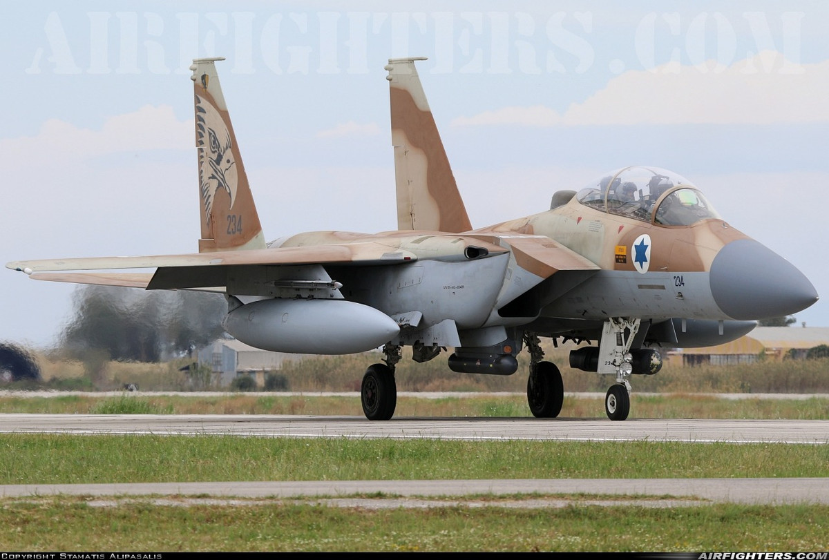 Về mặt vũ khí, F-15I có thể mang theo nhiều loại vũ khí, bao gồm tên lửa không đối không như AIM-120. Đạn thông minh có khả năng xuyên phá boongke BLU-109, bom SPICE và tên lửa chống bức xạ tốc độ cao AGM-88. Sự kết hợp đa năng này cho phép F-15I đáp ứng nhiều yêu cầu nhiệm vụ khác nhau của Quân đội Israel.