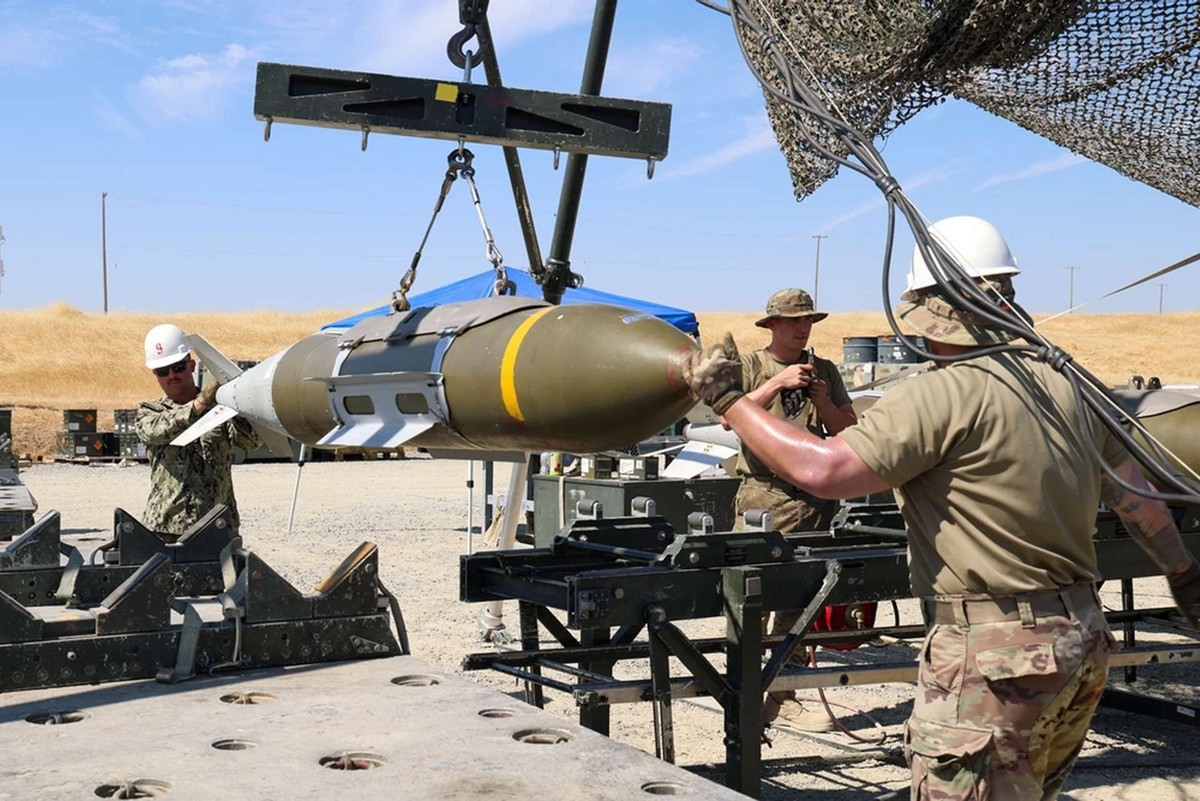 GBU-31(V)3/B là một biến thể của bom thông minh (JDAM), được thiết kế để tấn công chính xác vào các mục tiêu kiên cố và được chôn sâu. Bom sử dụng đầu đạn xuyên giáp BLU-109, được thiết kế để xuyên thủng các hầm trú ẩn bằng bê tông và các cấu trúc kiên cố khác trước khi phát nổ. Ảnh: Army Recognition.