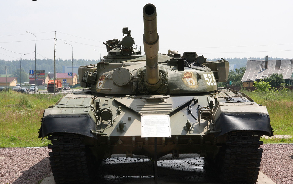 Xe tăng T-72 không chỉ mạnh về khả năng chiến đấu, mà còn về khả năng thích ứng với điều kiện khắc nghiệt. Được trang bị giáp phản ứng và các biện pháp đối phó, T-72 có thể chống chọi với các đợt tấn công dữ dội từ mìn và tên lửa. Dù chịu nhiều tổn thất, T-72 vẫn là một nền tảng đáng tin cậy và chết chóc trong chiến lược quân sự của Nga.