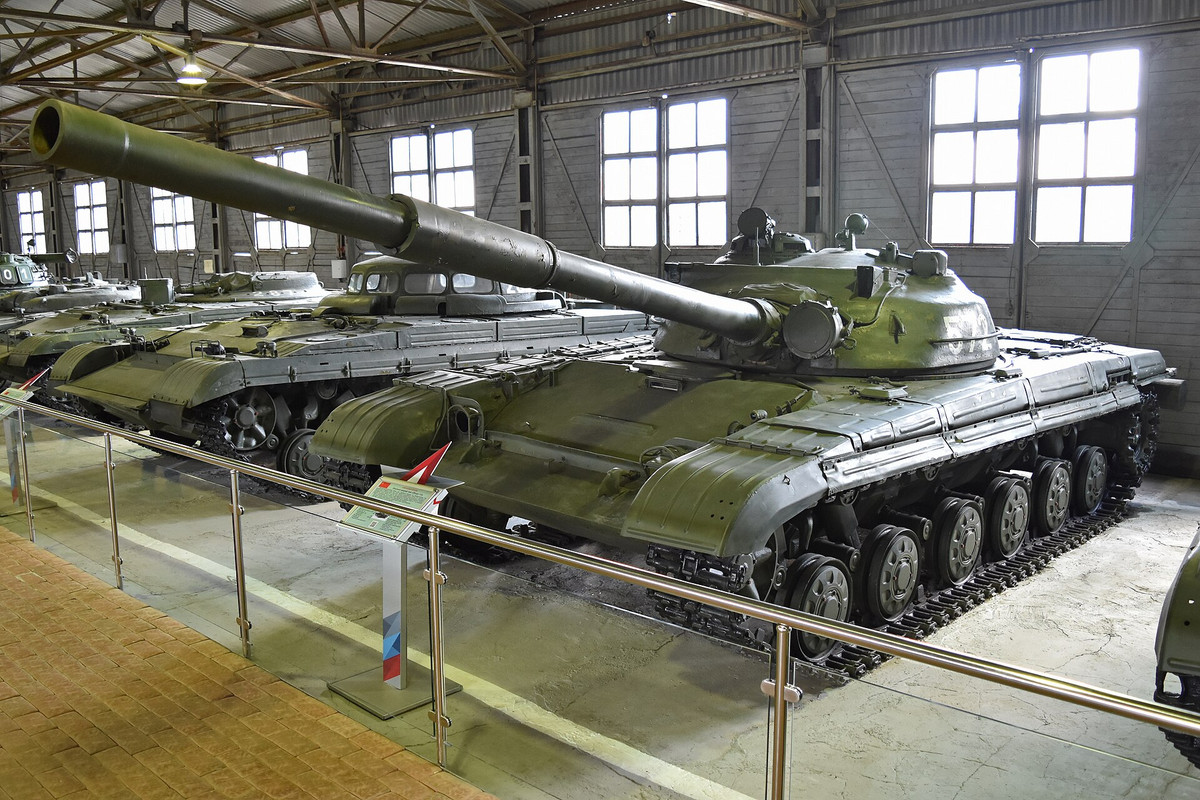 Trong khi Ukraine phải rút xe tăng Abrams do NATO cung cấp ra khỏi tiền tuyến vì không phù hợp, T-72 lại tiếp tục thẳng tiến. Với chi phí thấp hơn nhiều so với các hệ thống hiện đại khác, Nga đã tối ưu hóa T-72 bằng cách trang bị thêm giáp phản ứng, các biện pháp đối phó chống lại mìn và lựu đạn chống tăng.