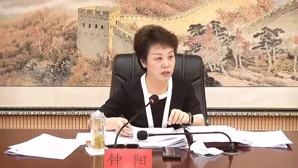 Sự việc của nữ quan chức Chung Dương được phát hiện vào tháng 4 năm ngoái, khi cơ quan chức năng Trung Quốc tiến hành điều tra về hành vi của bà Chung thông qua một loạt đơn tố cáo ẩn danh.