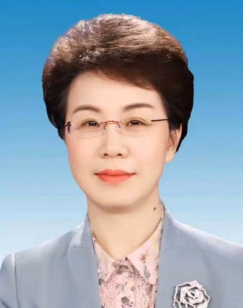 Điều đáng nói là theo tìm hiểu, bà Chung Dương sinh năm 1972 tại Cát An, Giang Tây, xuất thân trong một gia đình nghèo. Bằng nỗ lực của bản thân, bà đã thi đỗ đại học và gia nhập Đảng, bắt đầu sự nghiệp chính trị. Ở tuổi 26, Chung Dương đã được thăng chức lên vị trí cấp Bộ trưởng, một thành tích đáng nể trong hệ thống chính trị Trung Quốc.