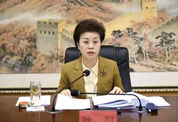 Đáng chú ý, ngoài tội danh tham nhũng, bà Chung còn bị phanh phui chuyện ngoại tình, có quan hệ bất chính với 58 nam cấp dưới. Theo báo cáo của NetEase, một số cấp dưới tự nguyện lựa chọn trở thành tình nhân của bà Chung vì lợi ích bà mang lại, trong khi số khác buộc phải tham gia vì sợ quyền lực của bà.