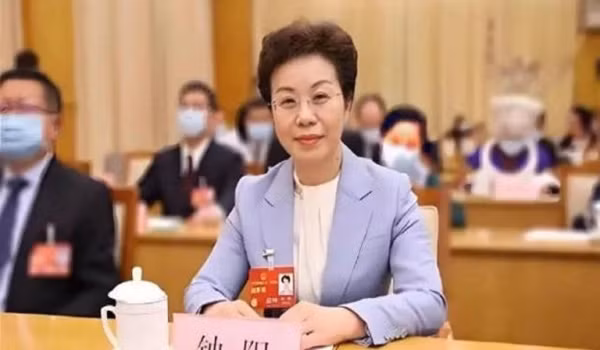 Theo thông tin từ Tân Hoa Xã, bà Chung Dương, cựu Chủ tịch châu Kiềm Nam, tỉnh Quý Châu, đã bị khai trừ khỏi Đảng Cộng sản Trung Quốc và bị kết án 13 năm tù giam vì tội nhận hối lộ. Cơ quan điều tra xác định số tiền bà Chung nhận hối lộ lên tới hơn 60 triệu nhân dân tệ (tương đương khoảng hơn 211 tỷ đồng).