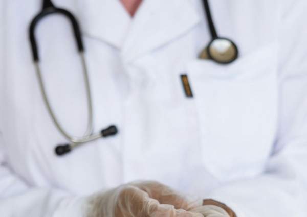 Nhiều người chỉ trích cô vì cho rằng hành động đăng tải video đã góp phần dẫn đến việc bác sĩ bị mất việc. Những bình luận chỉ trích tập trung vào việc cô đã quay và phát tán video trong một môi trường vốn được xem là nơi nghiêm túc như bệnh viện, nơi những người đang đau ốm cần sự chăm sóc và tôn trọng.