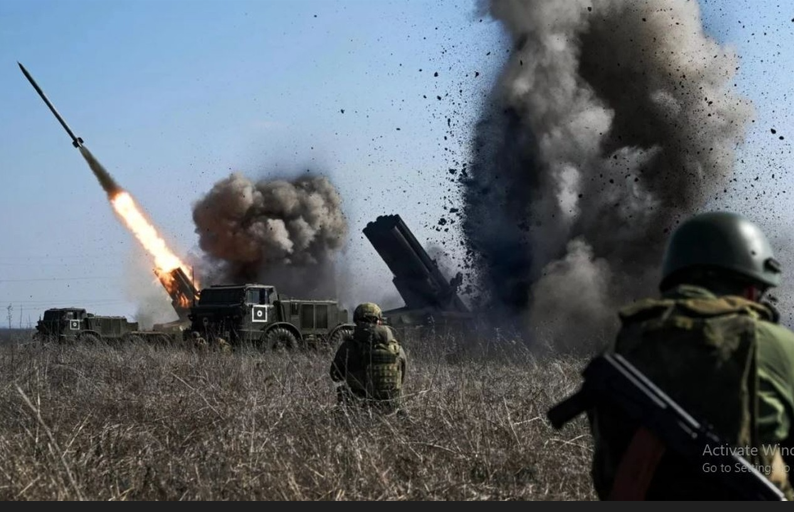 Suốt mùa hè, Nga đã liên tục điều động hàng loạt quân lính, được hỗ trợ bởi các đoàn xe bọc thép, tiến hành những cuộc tấn công ác liệt mà không màng đến thương vong mà nó gây ra, đồng thời sử dụng hàng loạt máy bay không người lái, đạn dược và bom.