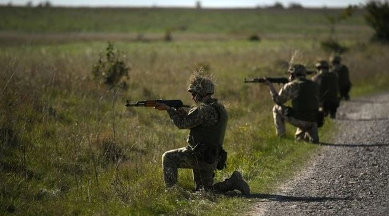 Donbas - bao gồm hai vùng phía đông của Ukraine là Luhansk và Donetsk - đã trở thành tâm điểm của cuộc chiến tiêu hao này. Khoảng cách gần với phía tây nước Nga đã cho phép Moscow dễ dàng điều động quân lính, trang thiết bị và đạn dược đến các mặt trận ở đây. Khu vực này có nhiều thị trấn và làng mạc, buộc cả hai bên phải tham gia vào các trận chiến đô thị ác liệt.
