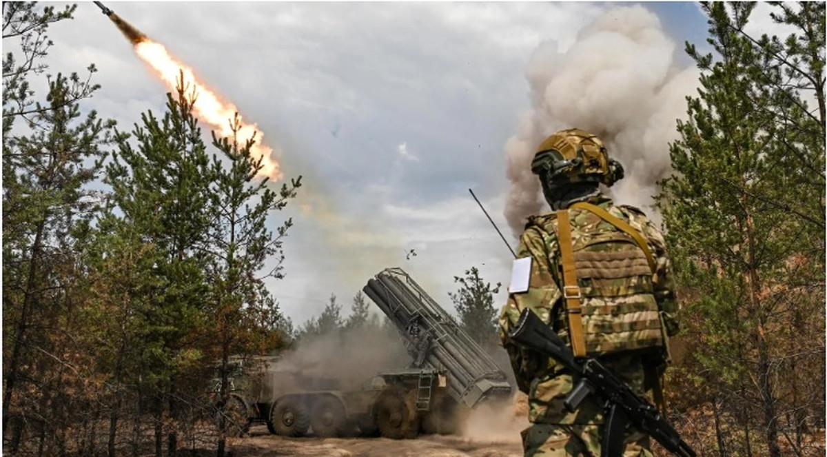 Pasi Paroinen - một chuyên gia quân sự từ nhóm Black Bird có trụ sở tại Phần Lan, chuyên phân tích hình ảnh và video từ chiến trường - cho biết sau cuộc tấn công ở Kursk, Nga đã tiến công ở khu vực Donbas với tốc độ chưa từng thấy kể từ năm 2022. Trong hai tháng qua, Nga đã chiếm khoảng 270 dặm vuông trong khu vực, gấp ba lần lãnh thổ mà họ đã chiếm được trong tháng 6 và tháng 7.