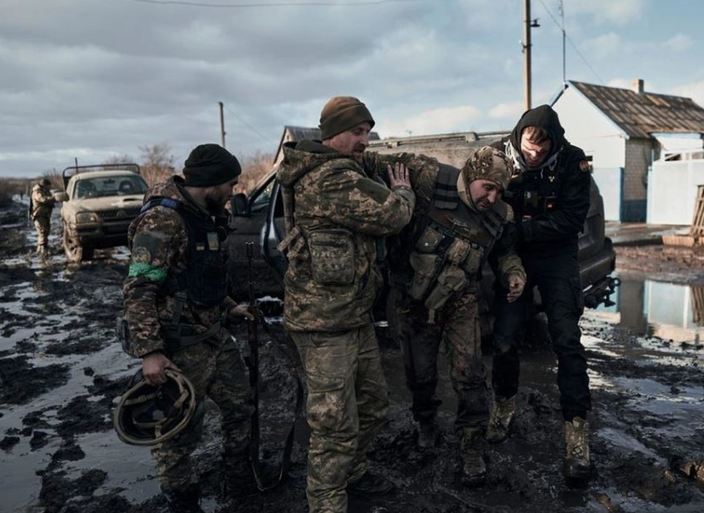 Oleksandr Solonko - một thành viên của Trung đoàn drone 411 của Ukraine đang chiến đấu quanh thành phố tiền tuyến Pokrovsk - cho biết về phía Nga: “Điều này phụ thuộc vào việc họ sẽ mất bao nhiêu trước khi nhận ra rằng mọi nỗ lực là vô ích”. Tuy nhiên, đối mặt với những cuộc tấn công không ngừng, ông cũng cho biết một số chỉ huy Ukraine “ưu tiên rút khỏi vị trí hoặc khu vực nào đó nếu điều này giúp giảm thiểu thiệt hại về nhân lực”.