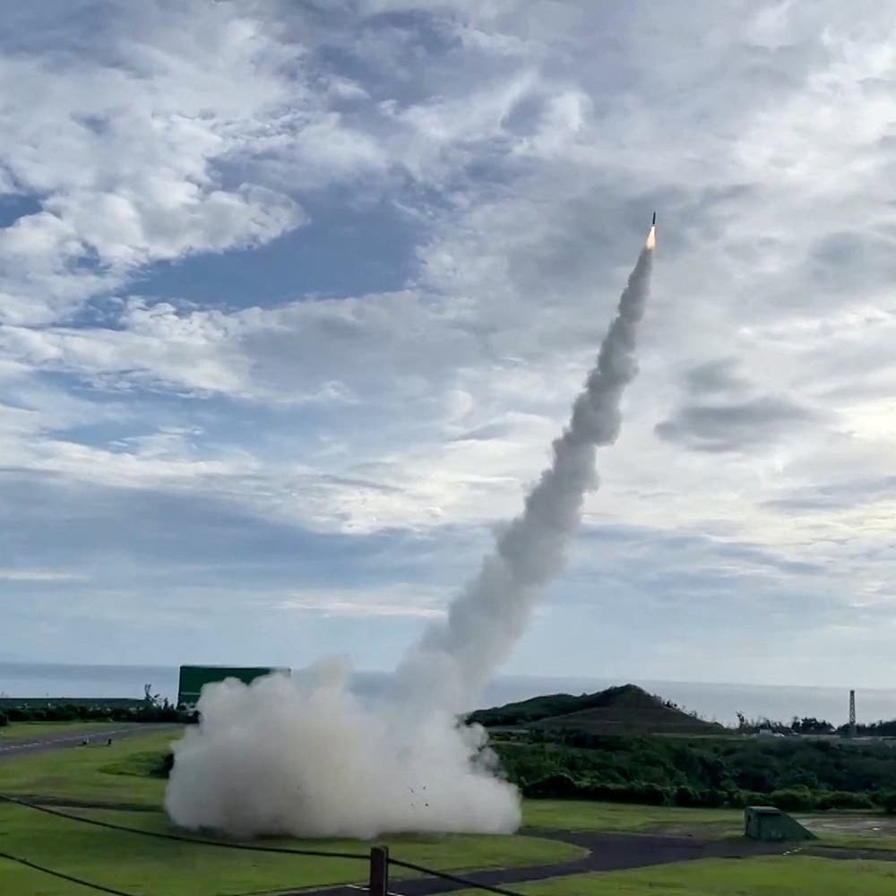 NASAMS là một trong những hệ thống phòng không đa năng nhất hiện đang được sử dụng. Hệ thống tên lửa này có khả năng chống lại các mối đe dọa như máy bay, máy bay không người lái và tên lửa hành trình. NASAMS có tầm bắn lên tới 50 km và có thể tấn công các mục tiêu ở độ cao lên tới 21 km. Ảnh: Al Arabiya.