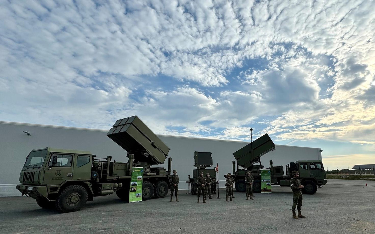 Ngoài ra, Mỹ sẽ hỗ trợ Đài Loan triển khai và bảo trì các hệ thống NASAMS. Để lắp đặt, thử nghiệm hệ thống và hỗ trợ kỹ thuật phải cần đến khoảng 26 nhà thầu Mỹ và 34 nhà thầu đến từ Đài Loan. Sự hiện diện của họ sẽ đảm bảo việc triển khai các hệ thống NASAMS vào cơ sở hạ tầng quốc phòng hiện có của Đài Loan.