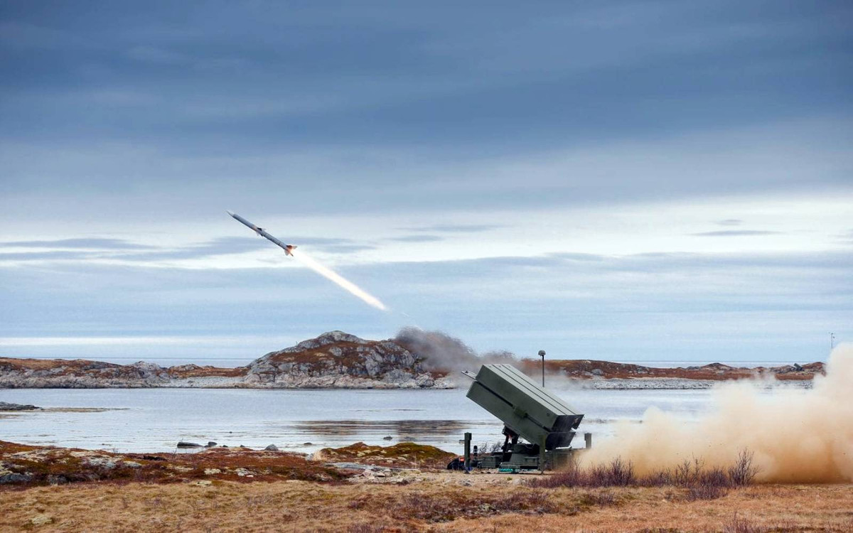 Ngoài ra, hệ thống này có thể đồng thời theo dõi và tấn công tới 72 mục tiêu, cung cấp khả năng phòng thủ toàn diện. Việc đưa tên lửa AMRAAM-ER vào thỏa thuận này sẽ mở rộng đáng kể tầm bắn của hệ thống, giúp Đài Loan nâng cao khả năng đánh chặn mục tiêu từ khoảng cách xa hơn, xa hơn tới 50% so với tên lửa AMRAAM tiêu chuẩn. Ảnh: FMT.