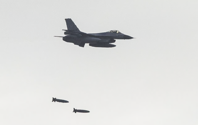 Theo các nguồn tin, các máy bay tiêm kích F-16 đã cố gắng đối phó với cuộc tấn công quy mô lớn của Quân đội Nga diễn ra trong đêm 28/11. Tuy nhiên, hoạt động của tiêm kích này được cho là kém hiệu quả. Ảnh: Getty Images.