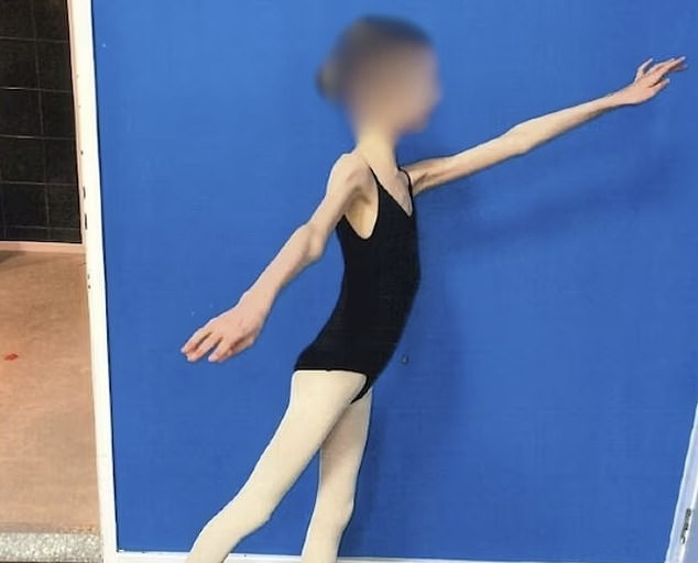 Cha mẹ A.H chỉ cho con gái ăn trái cây, uống súp rau và thực phẩm chay. Cô gần như bị nhốt trong nhà, chỉ được phép ra ngoài để đi học và học múa ba lê.