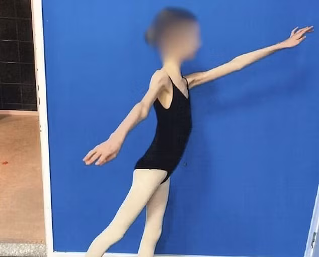 Cha mẹ A.H chỉ cho con gái ăn trái cây, uống súp rau và thực phẩm chay. Cô gần như bị nhốt trong nhà, chỉ được phép ra ngoài để đi học và học múa ba lê.