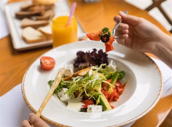 A.H đã được điều trị bằng cách cho ăn qua ống thông dạ dày, cung cấp dinh dưỡng trong 5 ngày. Sau đó, cô được lên kế hoạch dinh dưỡng và điều trị trong vòng 50 ngày tiếp theo.