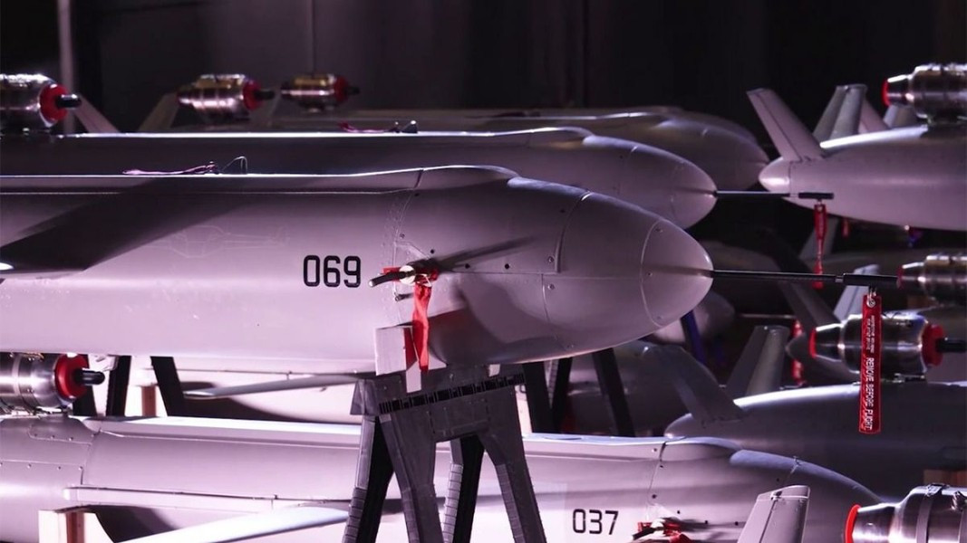 Theo các nguồn tin Ukraine, máy bay không người lái Peklo sở hữu tầm xa 700 km và có khả năng đạt tốc độ lên tới 700 km/h.