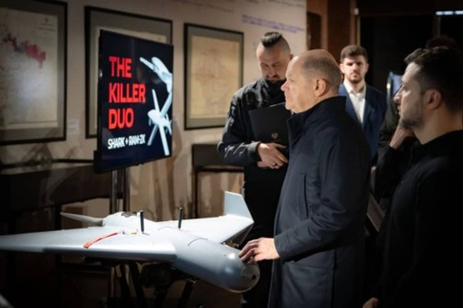 Buổi giới thiệu vũ khí mới diễn ra trong chuyến thăm của Thủ tướng Đức Olaf Scholz tới Ukraine vào ngày 2/12/2024. Phương tiện này thu hút sự chú ý với thiết kế kiểu "cánh bay" đặc trưng, hình dạng tương tự Shahed-136 của Iran.