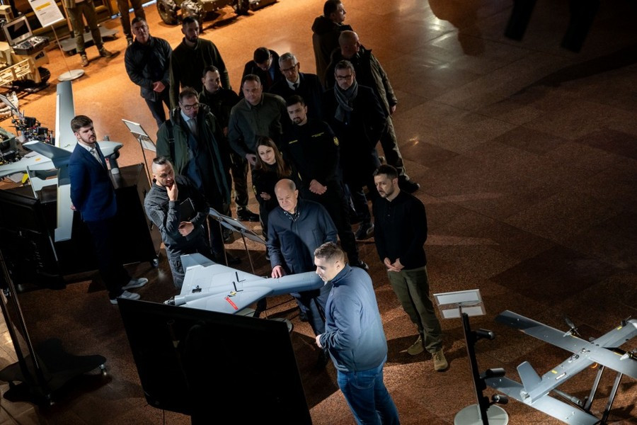 "Một điều nữa là kết quả công việc của một công ty địa phương tại Đức, họ đã mở trung tâm ở Ukraine để sản xuất và bảo trì những thiết bị đã được chuyển giao”, Văn phòng Tổng thống thông báo.