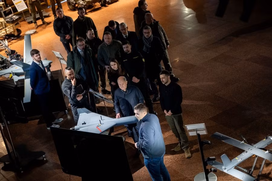 "Một điều nữa là kết quả công việc của một công ty địa phương tại Đức, họ đã mở trung tâm ở Ukraine để sản xuất và bảo trì những thiết bị đã được chuyển giao”, Văn phòng Tổng thống thông báo.