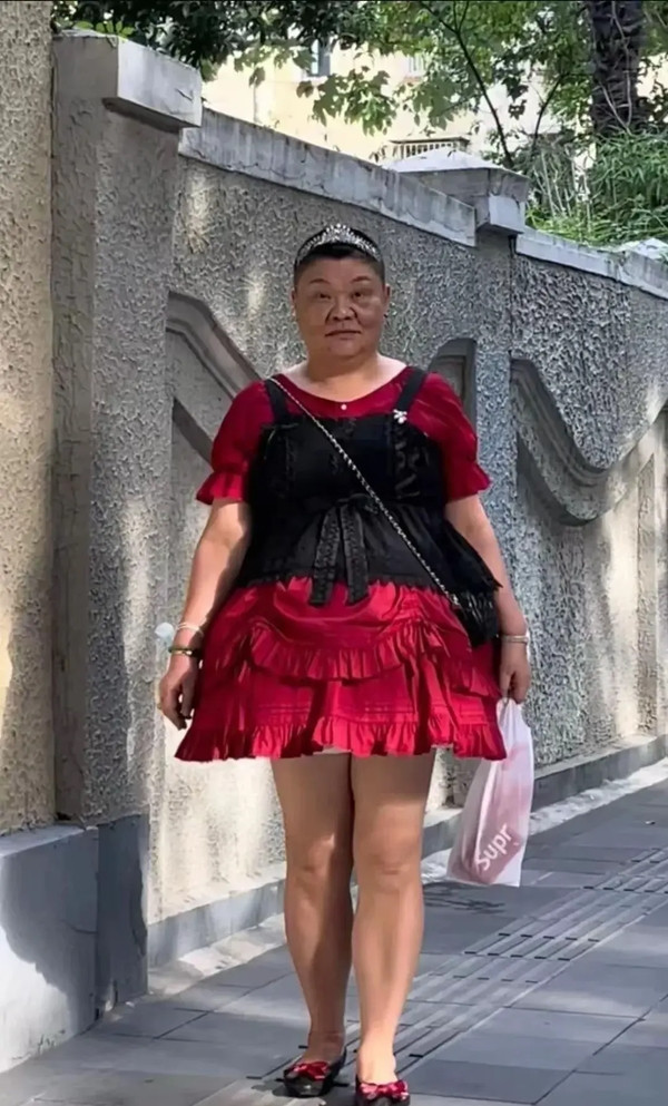 Song, chỉ những người biết về quá khứ của cô mới hiểu rõ lý do đằng sau những lựa chọn táo bạo đó. Theo tìm hiểu, người phụ nữ được mệnh danh là "Tiểu công chúa đường An Phúc", thường gọi "Tiểu công chúa", là một người phụ nữ ở độ tuổi U60. Trước khi nổi tiếng bởi trang phục dị biệt, Tiểu công chúa đã phải trải qua một quãng thời gian rất khó khăn trong quá khứ.