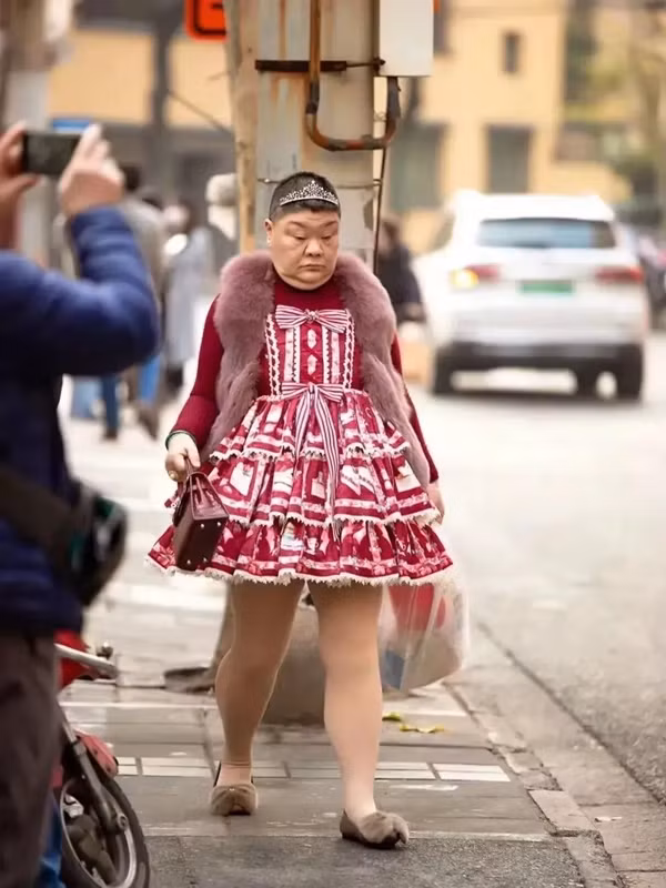 Nhưng một ngày, cô tình cờ tìm thấy bức ảnh của bản thân trong quá khứ, khi còn là một cô gái trẻ đẹp. Cảm xúc dâng trào, cô quyết định rằng đã đến lúc phải sống cho bản thân mình. Dù mới đầu thử lên những chiếc váy bồng xòe theo phong cách lolita Tiểu công chúa cảm thấy không hợp nhưng cô thực sự thích những chiếc váy bắt mắt này.