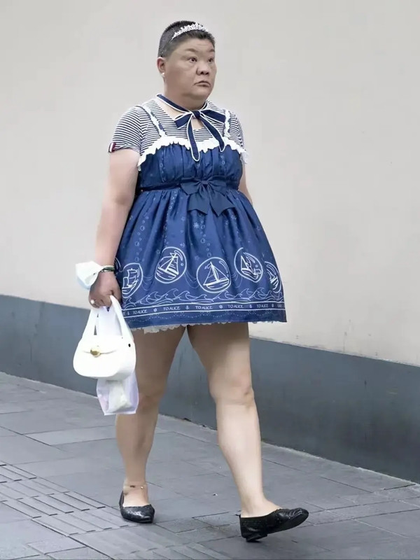 Mới đầu, "Tiểu công chúa" không để tâm đến những lời chỉ trích đó. Nhưng sau khi tìm hiểu những gì mà mọi người viết về mình, cô không khỏi đau lòng và thất vọng.