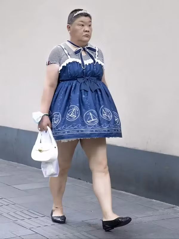 Mới đầu, "Tiểu công chúa" không để tâm đến những lời chỉ trích đó. Nhưng sau khi tìm hiểu những gì mà mọi người viết về mình, cô không khỏi đau lòng và thất vọng.