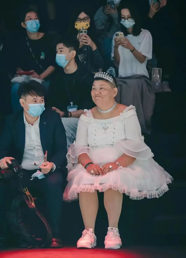 Vào tháng 9/2022, Tiểu công chúa được mời tham gia một sự kiện thời trang lớn tại Thượng Hải. Trong khi những người mẫu khác đều có thân hình chuẩn mực, cô vẫn tự tin diện chiếc váy trắng ngắn, không chút ngần ngại tỏa sáng.