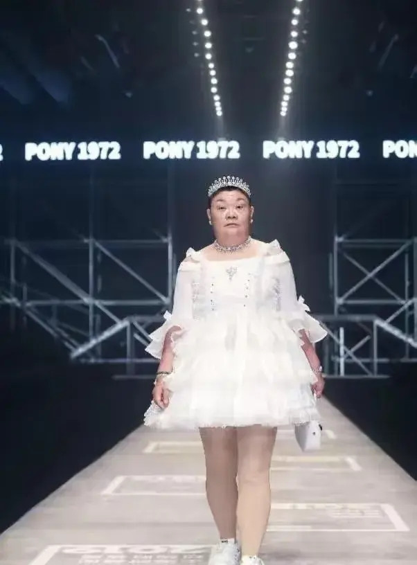 Nhưng thay vì lùi bước, "Tiểu công chúa" quyết định rằng mình sẽ tiếp tục mặc những gì bản thân thích. Thậm chí, cô còn bắt đầu thay đổi trang phục mỗi ngày.