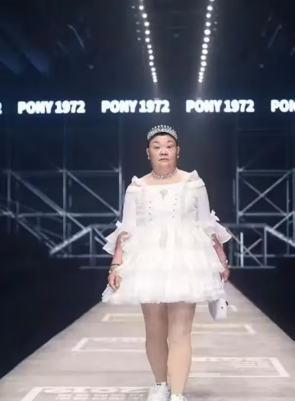 Nhưng thay vì lùi bước, "Tiểu công chúa" quyết định rằng mình sẽ tiếp tục mặc những gì bản thân thích. Thậm chí, cô còn bắt đầu thay đổi trang phục mỗi ngày.