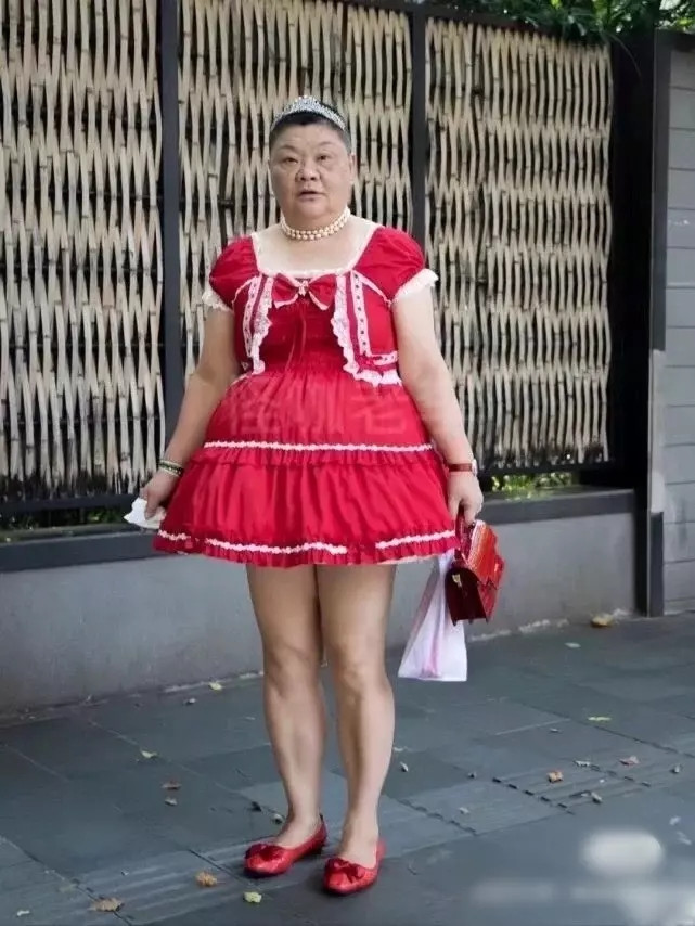 "Tại sao tôi phải sống theo sự chỉ trích của người khác? Tôi chọn sống cho chính mình, để lại những lo lắng về cách nhìn của người khác ở lại phía sau", "Tiểu công chúa" thẳng thắn nói.