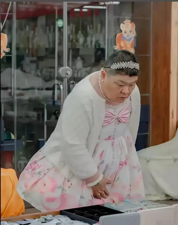 Những phương pháp điều trị thông thường đều không hiệu quả, cô phải phụ thuộc vào thuốc corticoid, dẫn đến việc tăng cân không kiểm soát và làn da xỉn màu.