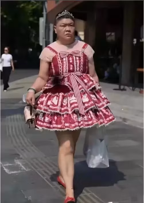 Khi dạo phố trong chiếc váy bồng bềnh, ngắn trên đầu gối, Tiểu công chúa không hề biết rằng mình đã trở thành tâm điểm của sự chú ý trên mạng xã hội. Sự nổi tiếng ấy mang đến nhiều rắc rối, mọi người thường xuyên chụp ảnh cô, một số để lại những bình luận châm biếm.