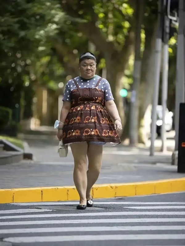 Hình ảnh ấy gợi lên những phản ứng khác nhau, một số người thì lắc đầu châm biếm, cho rằng cô đang cố tình gây sự chú ý với phong cách không phù hợp với lứa tuổi và vóc dáng của mình.Nhưng bên cạnh đó, một số ít lại đồng cảm, cho rằng đây là cách cô đang sống cho chính mình, không màng đến sự phán xét của người khác.