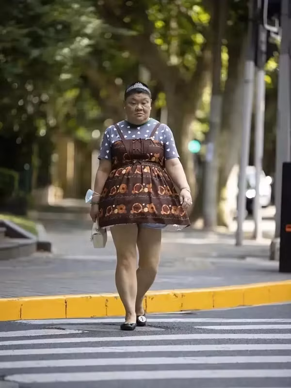 Hình ảnh ấy gợi lên những phản ứng khác nhau, một số người thì lắc đầu châm biếm, cho rằng cô đang cố tình gây sự chú ý với phong cách không phù hợp với lứa tuổi và vóc dáng của mình.Nhưng bên cạnh đó, một số ít lại đồng cảm, cho rằng đây là cách cô đang sống cho chính mình, không màng đến sự phán xét của người khác.