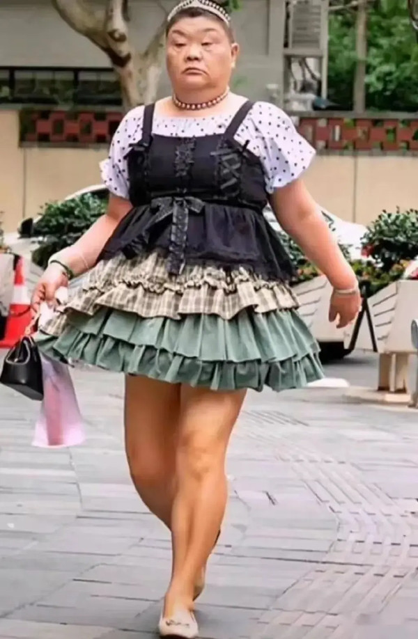 Chuyện sẽ chẳng có gì đặc biệt nếu không có một phóng viên bắt gặp khoảnh khắc này và đăng tải những bức ảnh chụp lén lên mạng xã hội. Người phụ nữ nhanh chóng trở thành một hiện tượng, cũng đồng nghĩa với việc phải đối mặt với vô vàn chỉ trích, cô bị gọi là " quái nhân".