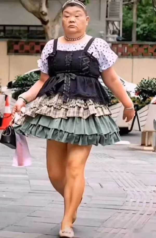 Chuyện sẽ chẳng có gì đặc biệt nếu không có một phóng viên bắt gặp khoảnh khắc này và đăng tải những bức ảnh chụp lén lên mạng xã hội. Người phụ nữ nhanh chóng trở thành một hiện tượng, cũng đồng nghĩa với việc phải đối mặt với vô vàn chỉ trích, cô bị gọi là " quái nhân".