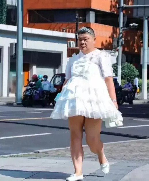 Cuối cùng, chính sự kiên trì và mạnh mẽ đã khiến Tiểu công chúa trở thành một biểu tượng cho nhiều người phụ nữ khác. Họ bắt đầu nhìn nhận cô với ánh mắt khác, không còn chỉ trích, mà cảm phục trước sự dũng cảm của cô. Tiểu công chúa giúp họ nhận ra rằng, việc yêu thương bản thân và sống theo cách mình muốn là điều vô cùng quý giá.